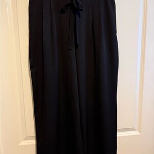 Elegant Black DR2 Women's Capris